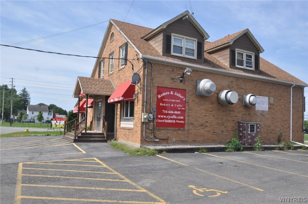 b1668137 4572 clark street